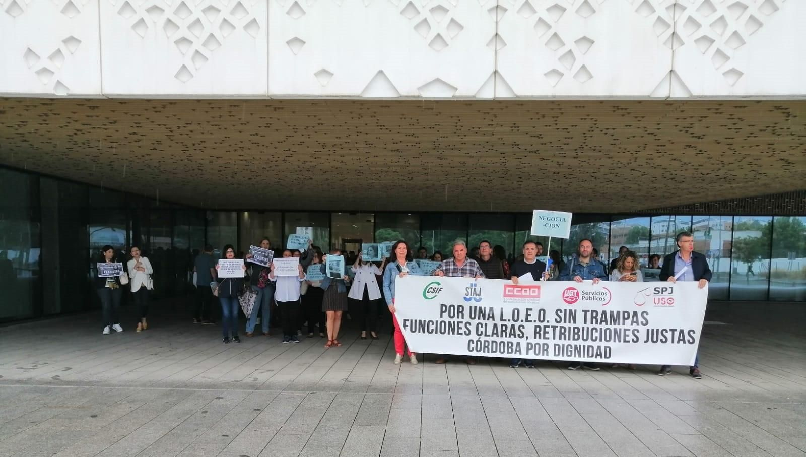 Concentración de los funcionarios de Justicia en Córdoba el primer día de huelga.