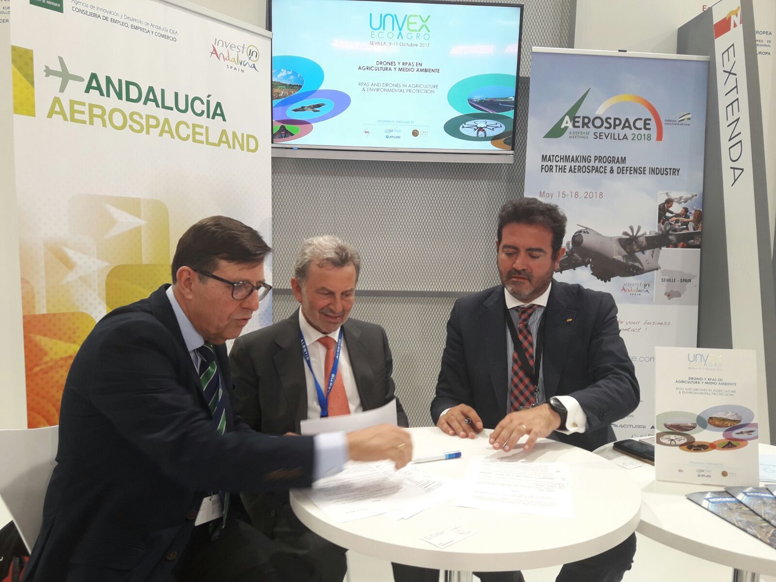 Las tres partes firman el convenio, ayer, en Le Bourget.