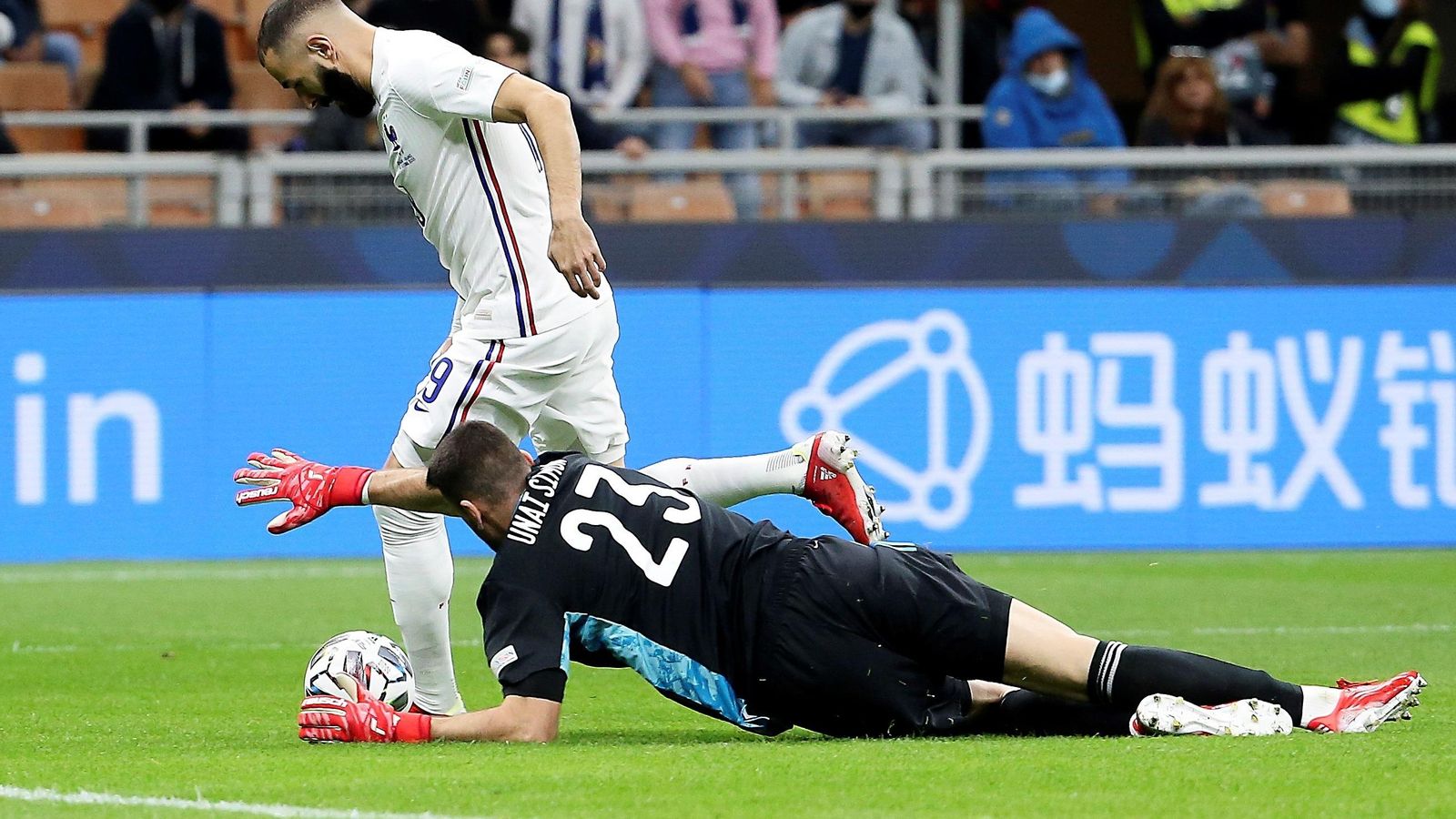 Benzemá en la primera jugada amenazante de Francia.