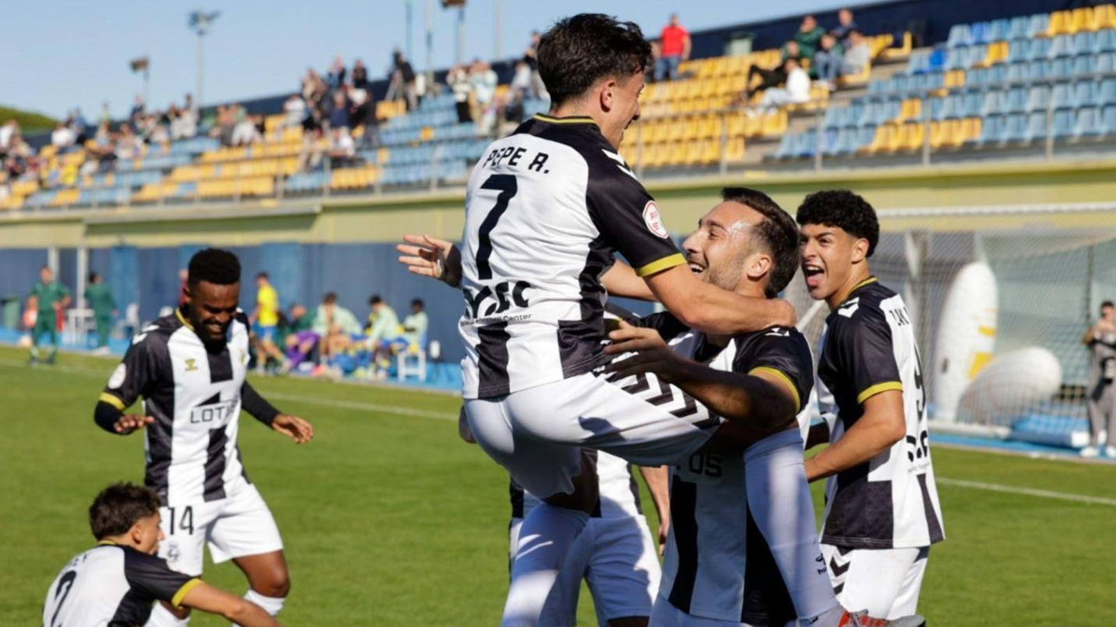 Pedpe Ortiz celebra uno de sus goles, este domingo sobre el Mirandilla