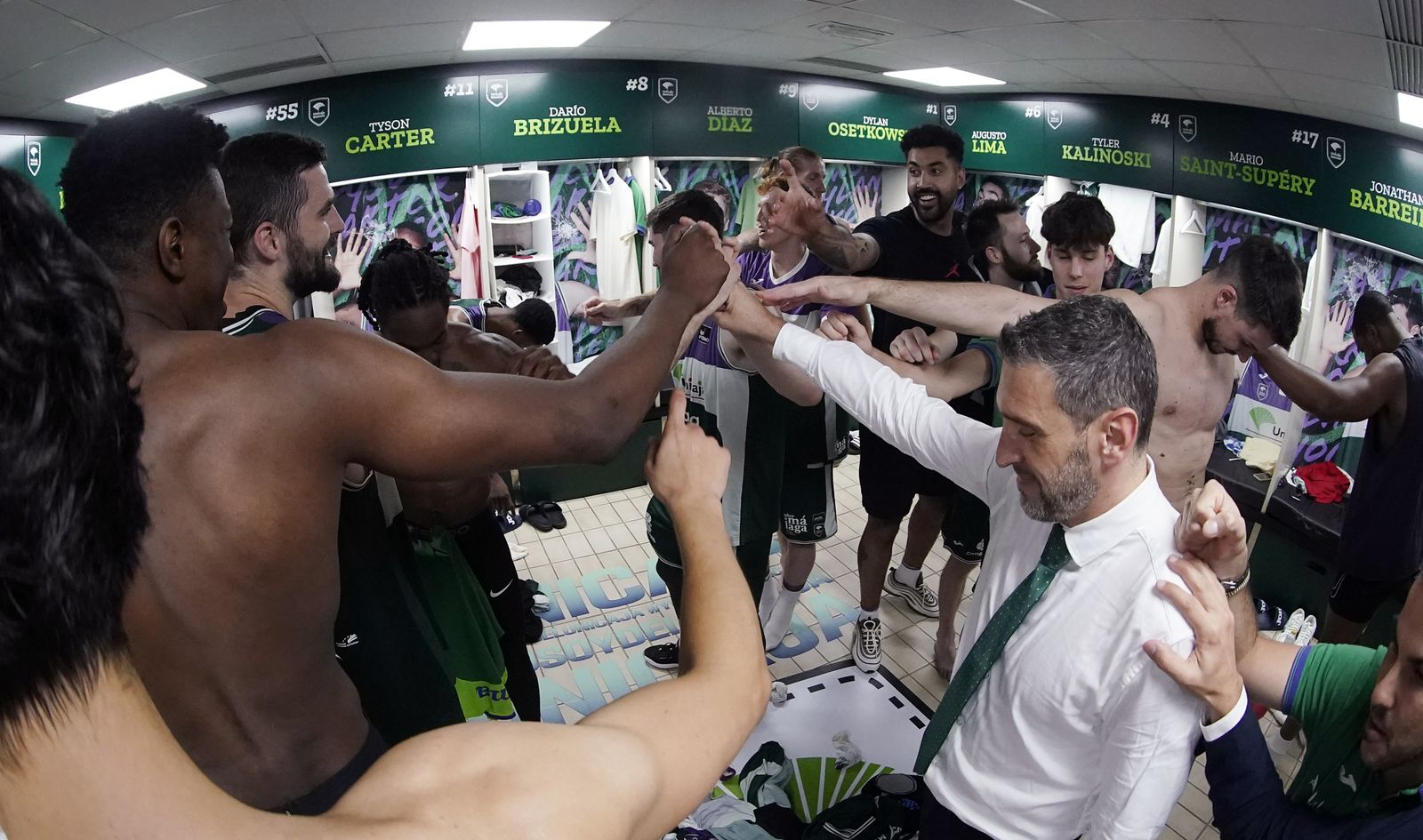 El Unicaja celebra el pase a semifinales en el Carpena.