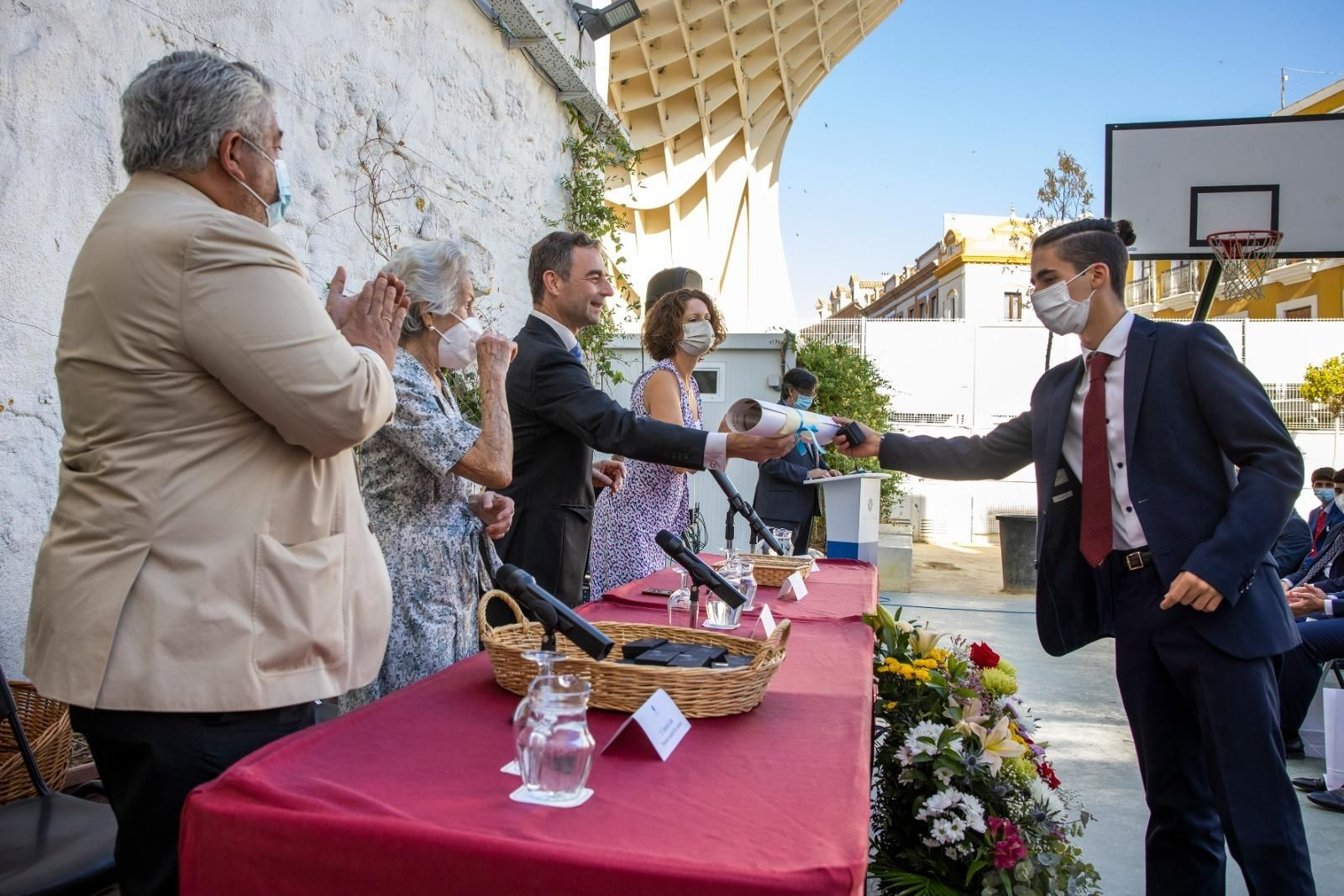 Mario Tomba recibe la orla de manos del director del SFP, Luis Rey Goñi.