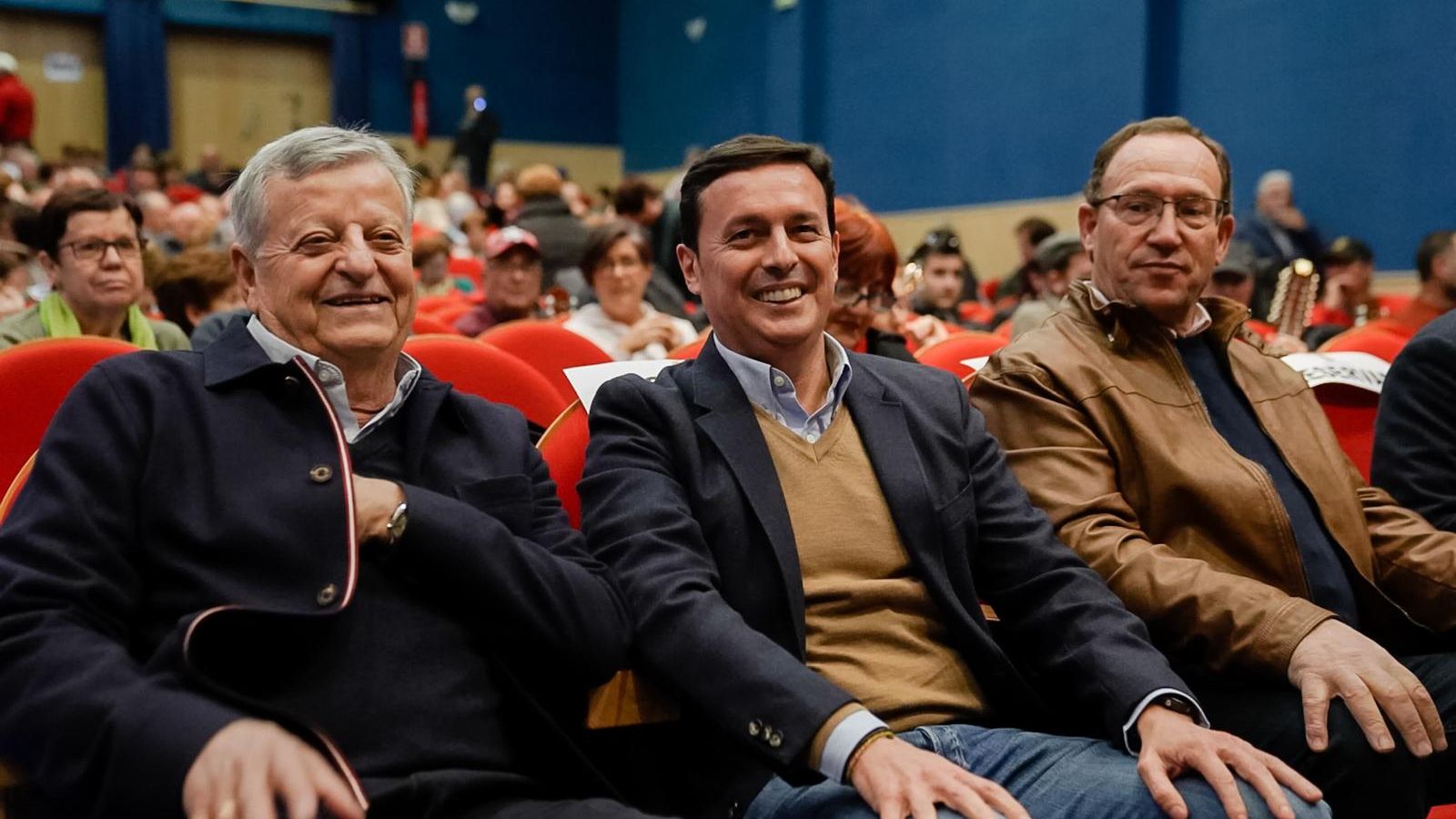 Miguel Martínez-Carlón acompañado de Javier A. García, presidente de la Diputación.