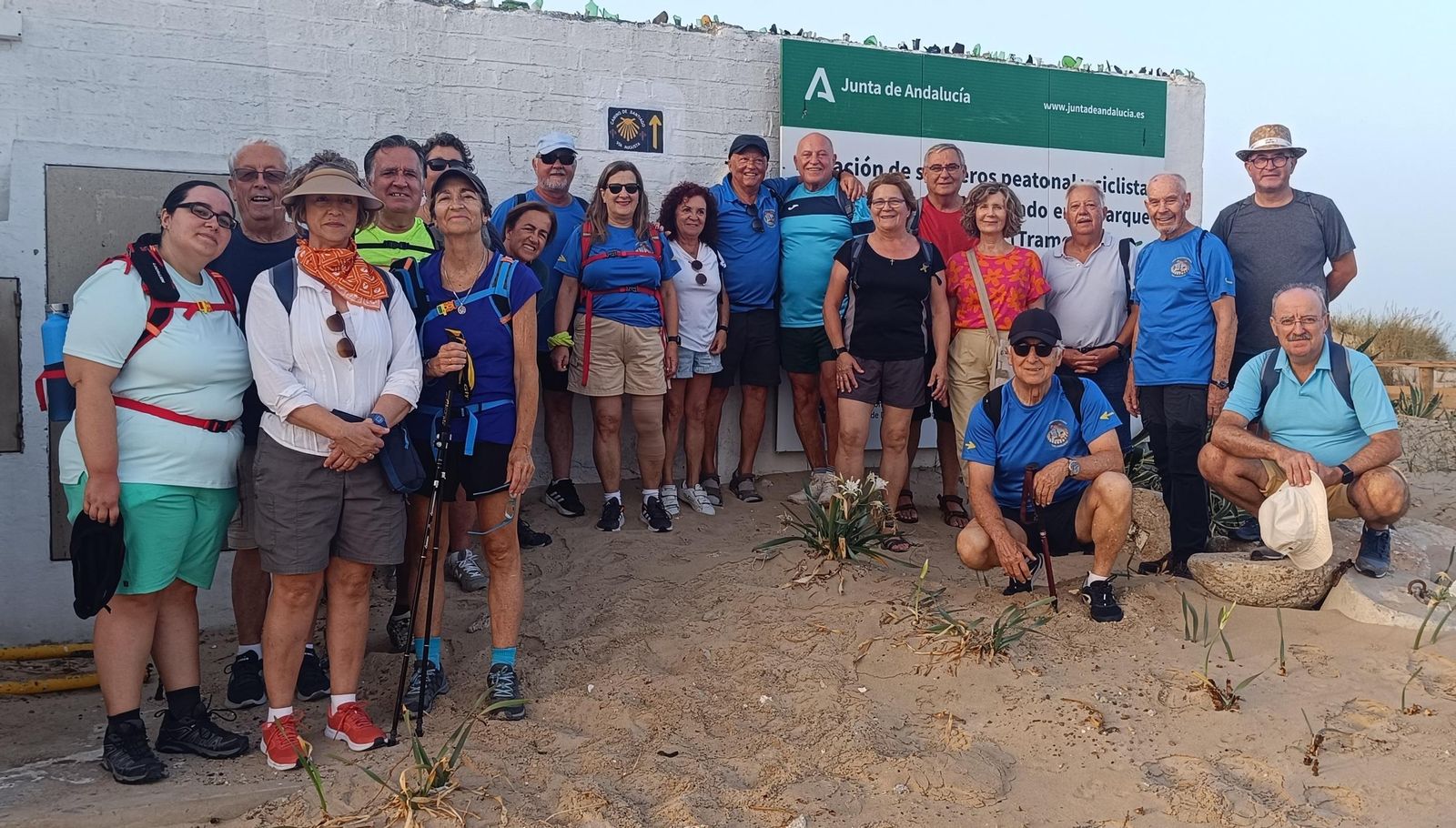 Un grupo de peregrinos gaditanos, ante el azulejo del Camino que está en el Ventorrillo de El Chato de Cádiz.