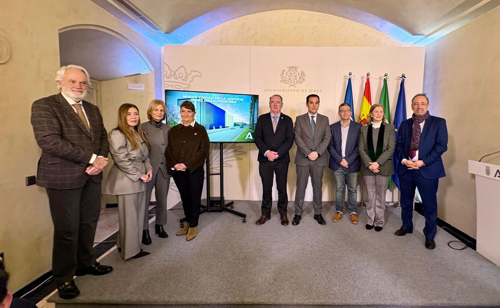 El consejero de Justicia y la alcaldesa, con representantes de los operadores judiciales de la ciudad, tras la presentación del anteproyecto de la Ciudad de la Justicia de Jerez.