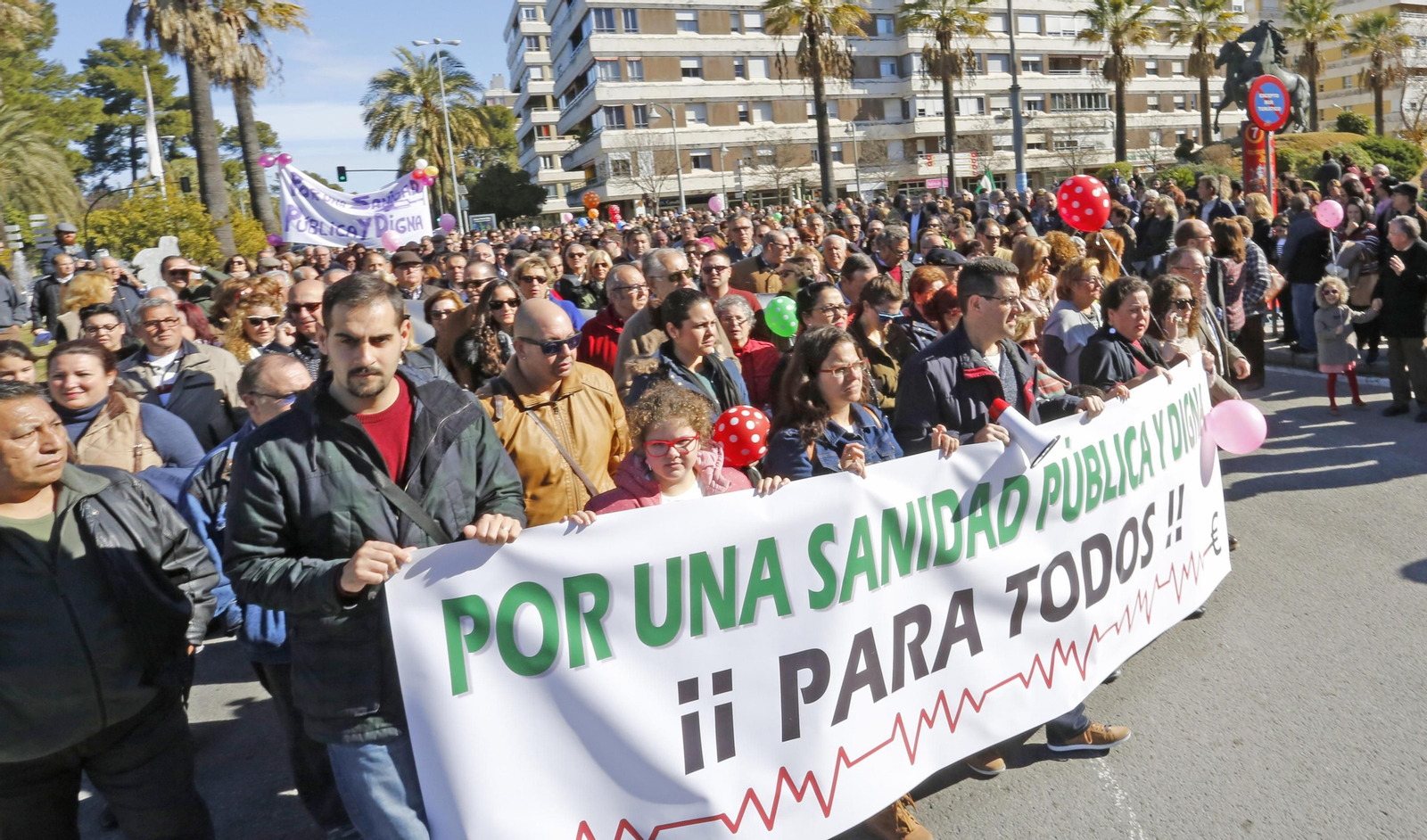 La cabecera de la manifestación, con el promotor de la movilización, Joaquín Fernández, y su esposa Carmen Rubiales en el centro de la pancarta.