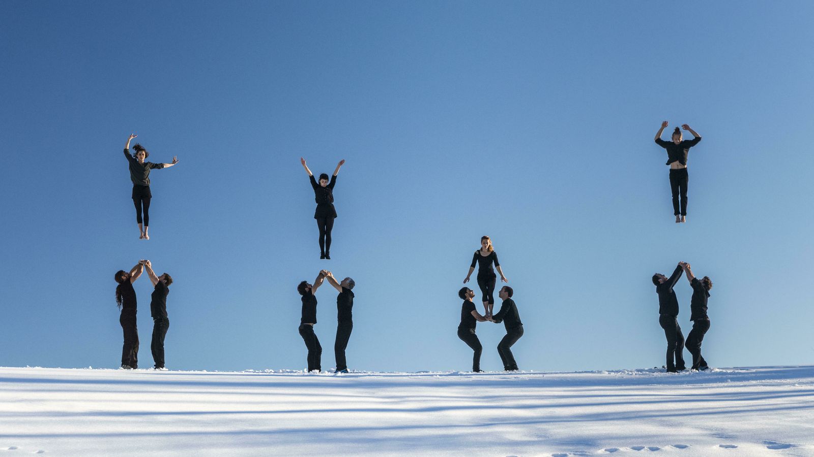 19 acróbatas participan en esta pieza de danza contemporánea.
