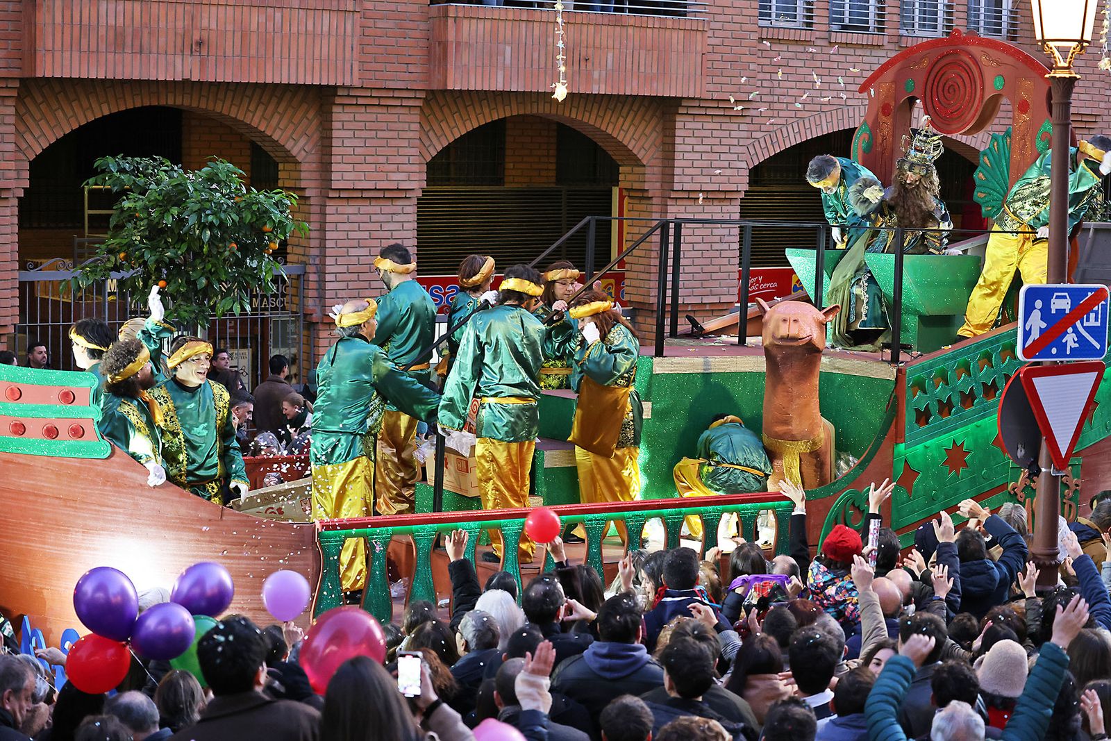 Las mejores fotografías de la salida y recorrido de la cabalgata de Reyes Magos 2026