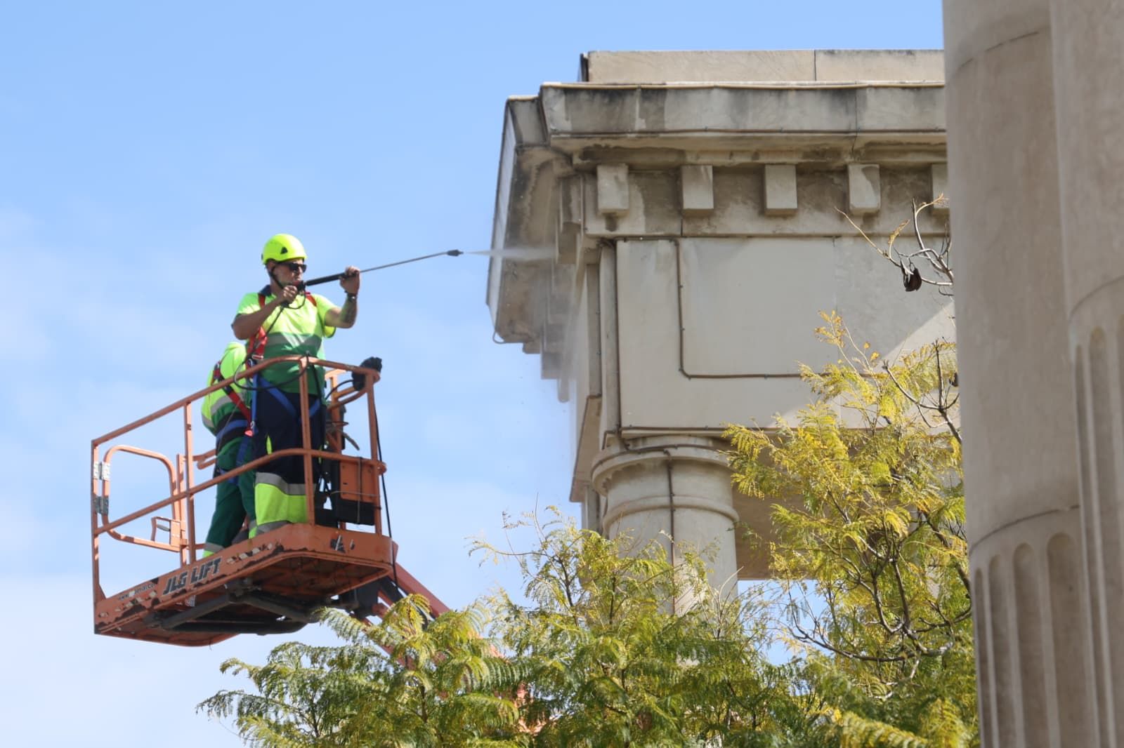 El montaje de las dos esculturas de Neptuno y Venus, en fotos