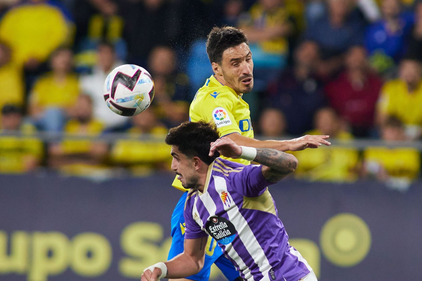 Iza pugna con el exrojiblanco Monchu por un balón aéreo.