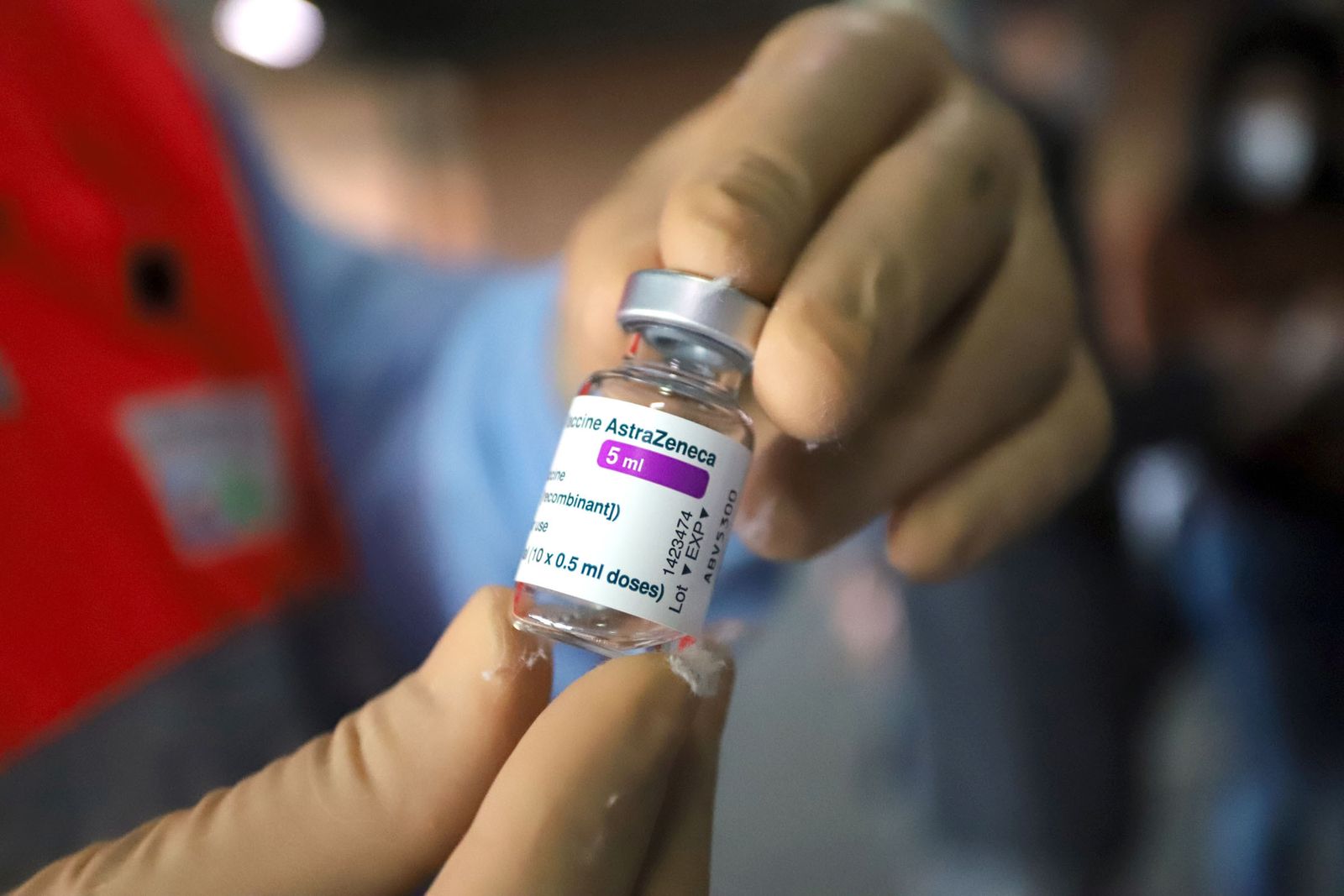 Un sanitario onubense muestra un recipiente con la vacuna de AstraZeneca.