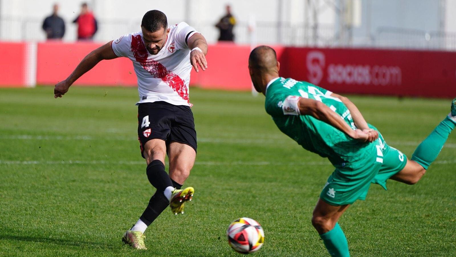 Ramón Martínez dispara con dureza ante Ángel en la acción que provocó el 2-0, de Mejía.