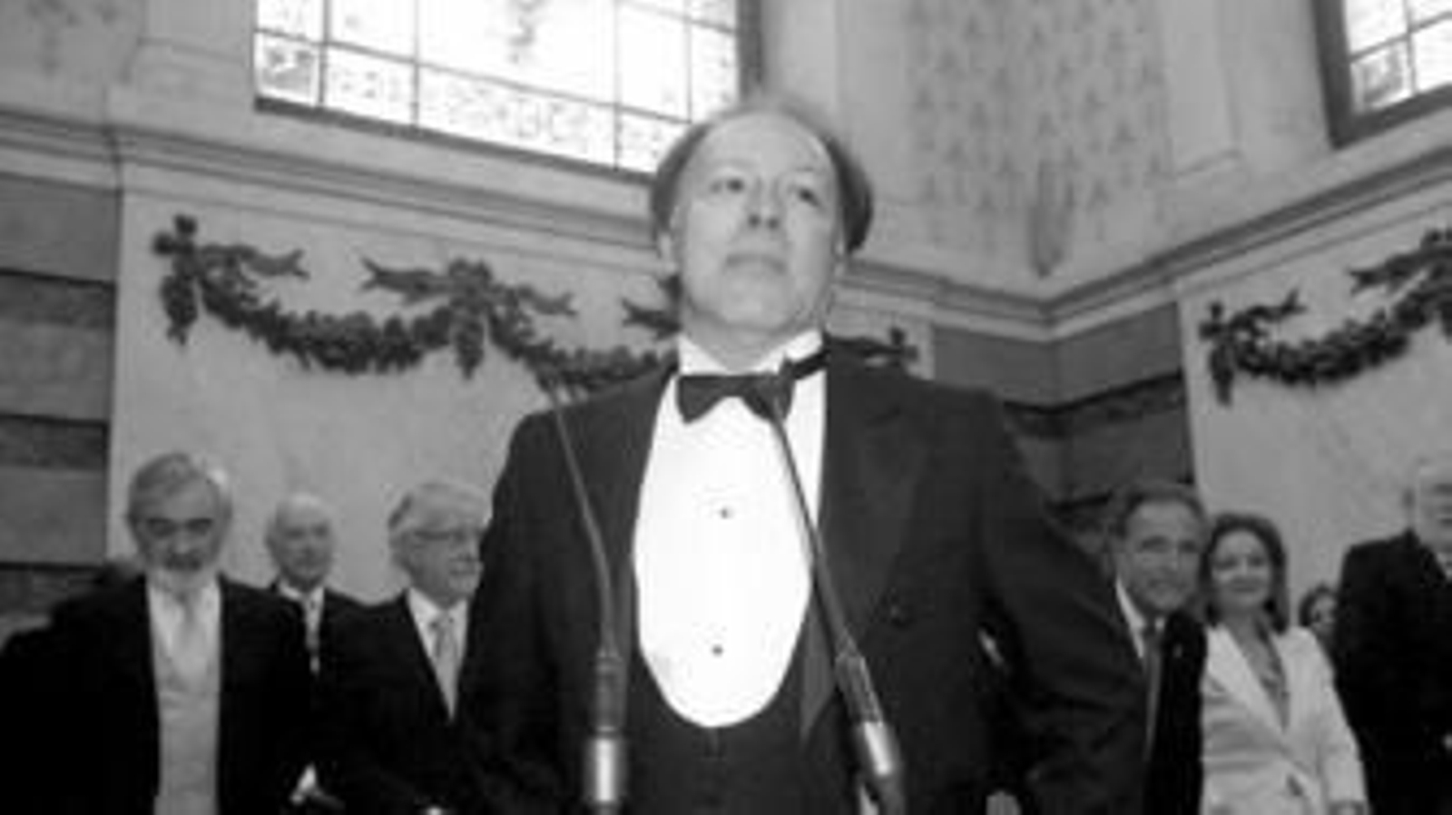 Javier Marías durante la lectura de su discurso, un acto presidido por los ministros Mercedes Cabrera y César Antonio Molina, y el alcalde de Madrid, Ruiz Gallardón.