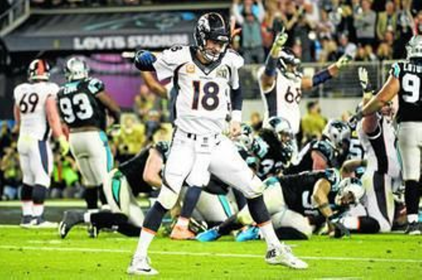 El 'quarterback' de los Broncos Peyton Manning celebra el 'touchdown' de C.J. Anderson en la Super Bowl.