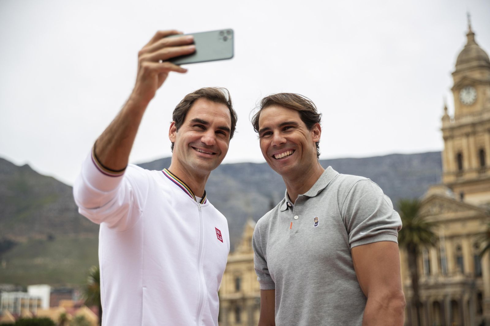 Federer y Nadal se hacen un foto en Ciudad del Cabo en 2020.