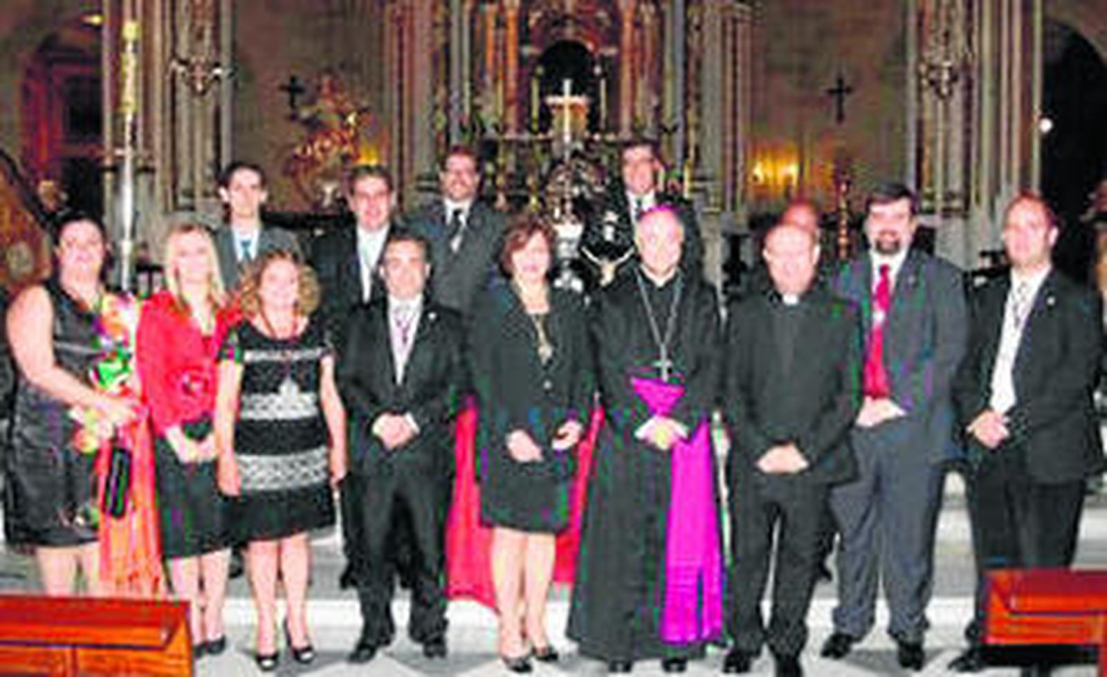 Primera foto de familia de la nueva Agrupación de Cofradías junto a monseñor González Montes.
