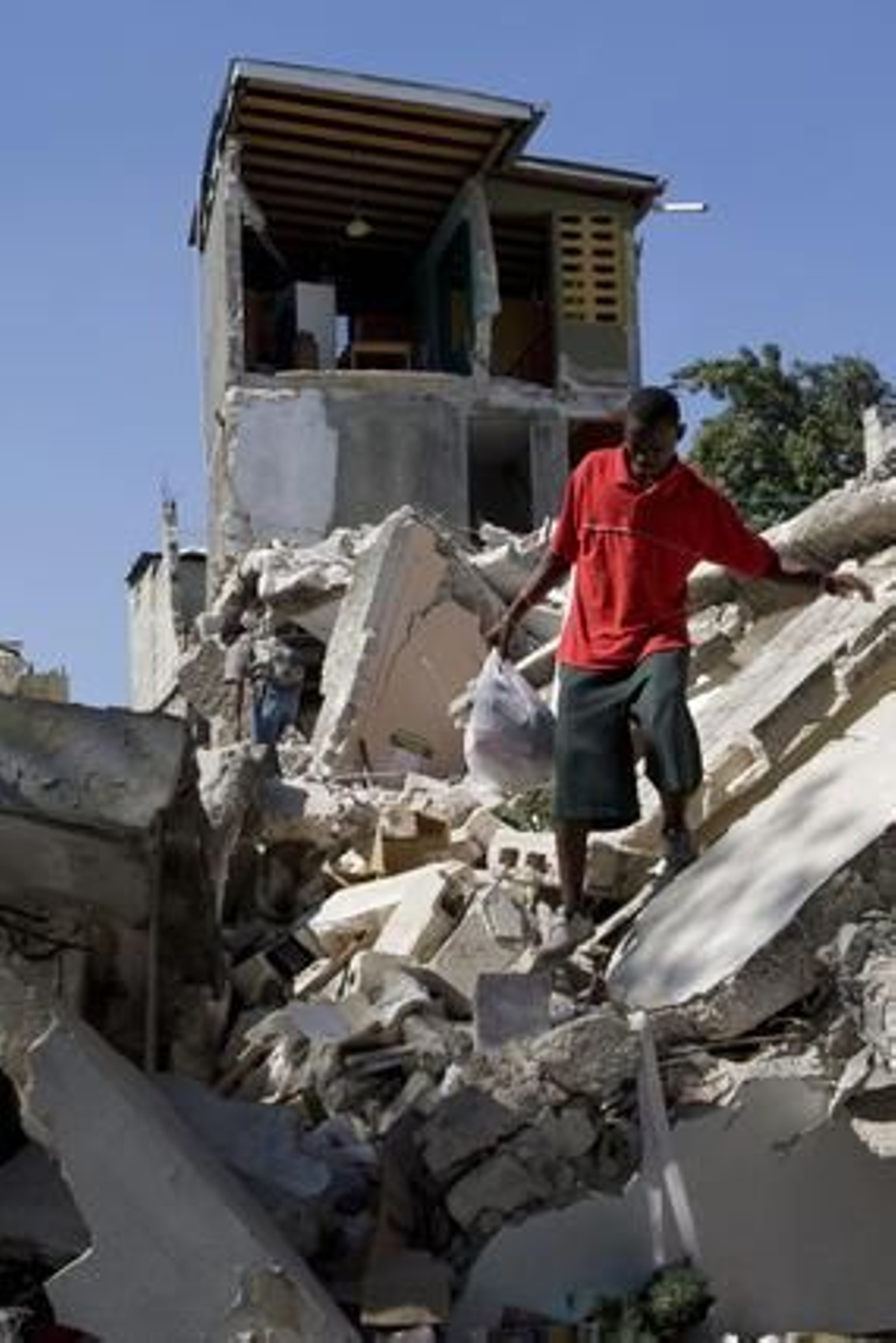 La comunidad internacional se vuelca en la ayuda hacia la población haitiana. / Reportaje Gráfico: EFE