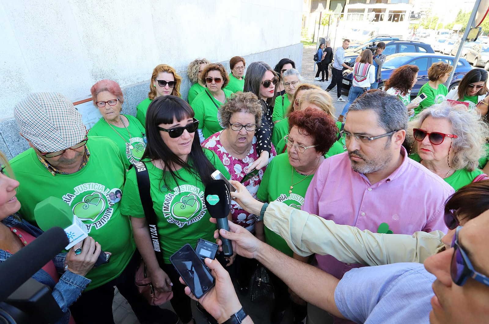 La familia de Miguel Ángel y María, ante el Palacio de Justicia de Huelva. La familia de Miguel Ángel y María, ante el Palacio de Justicia de Huelva.