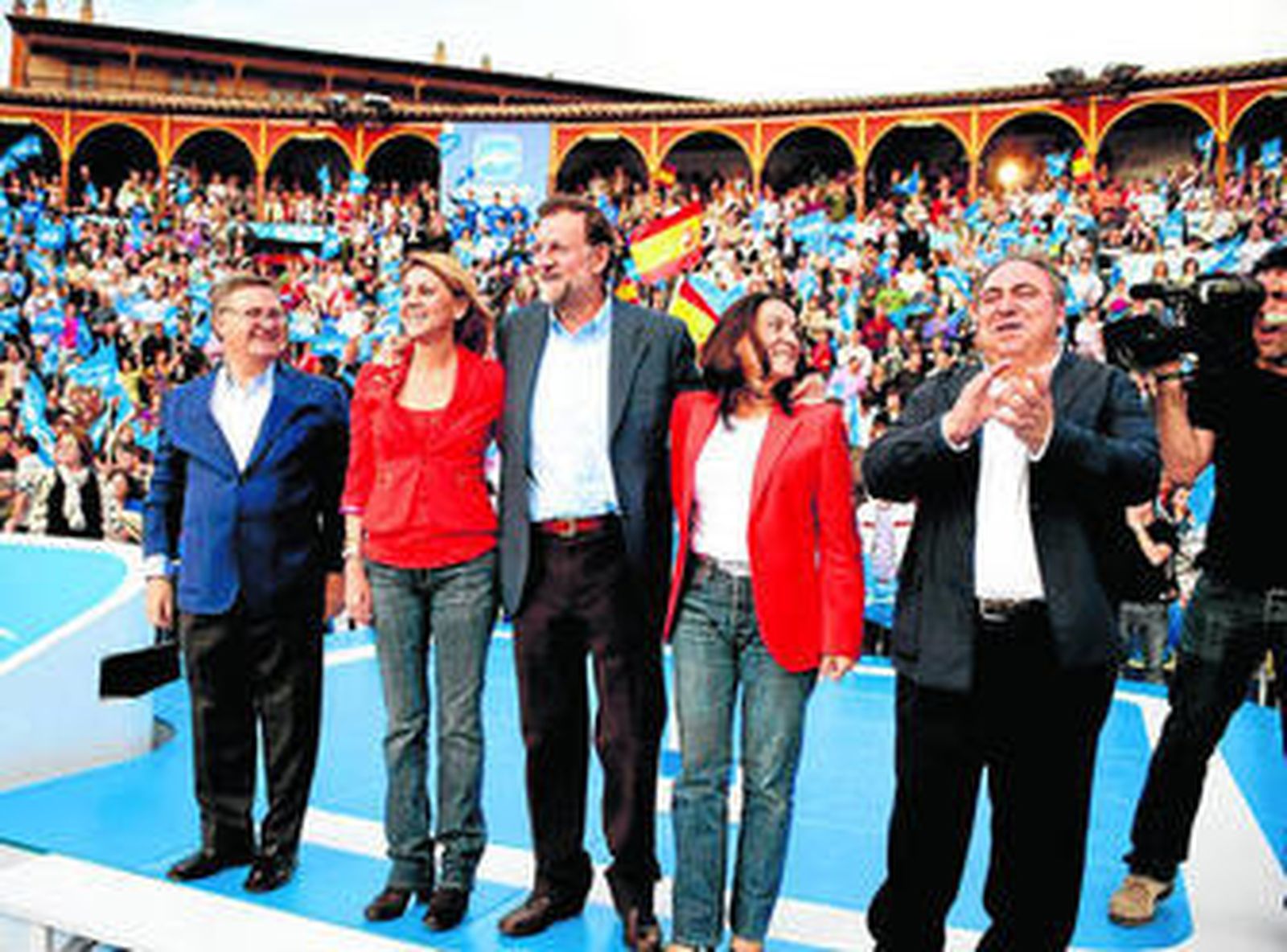 Rajoy, De Cospedal y otros líderes del PP tras el mitin de ayer en Toledo.