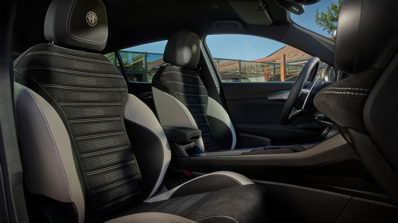 Llegan nuevas tapicerías a este SUV de 4,53 m de largo, incluyendo una Alcantara bicolor en negro y blanco.