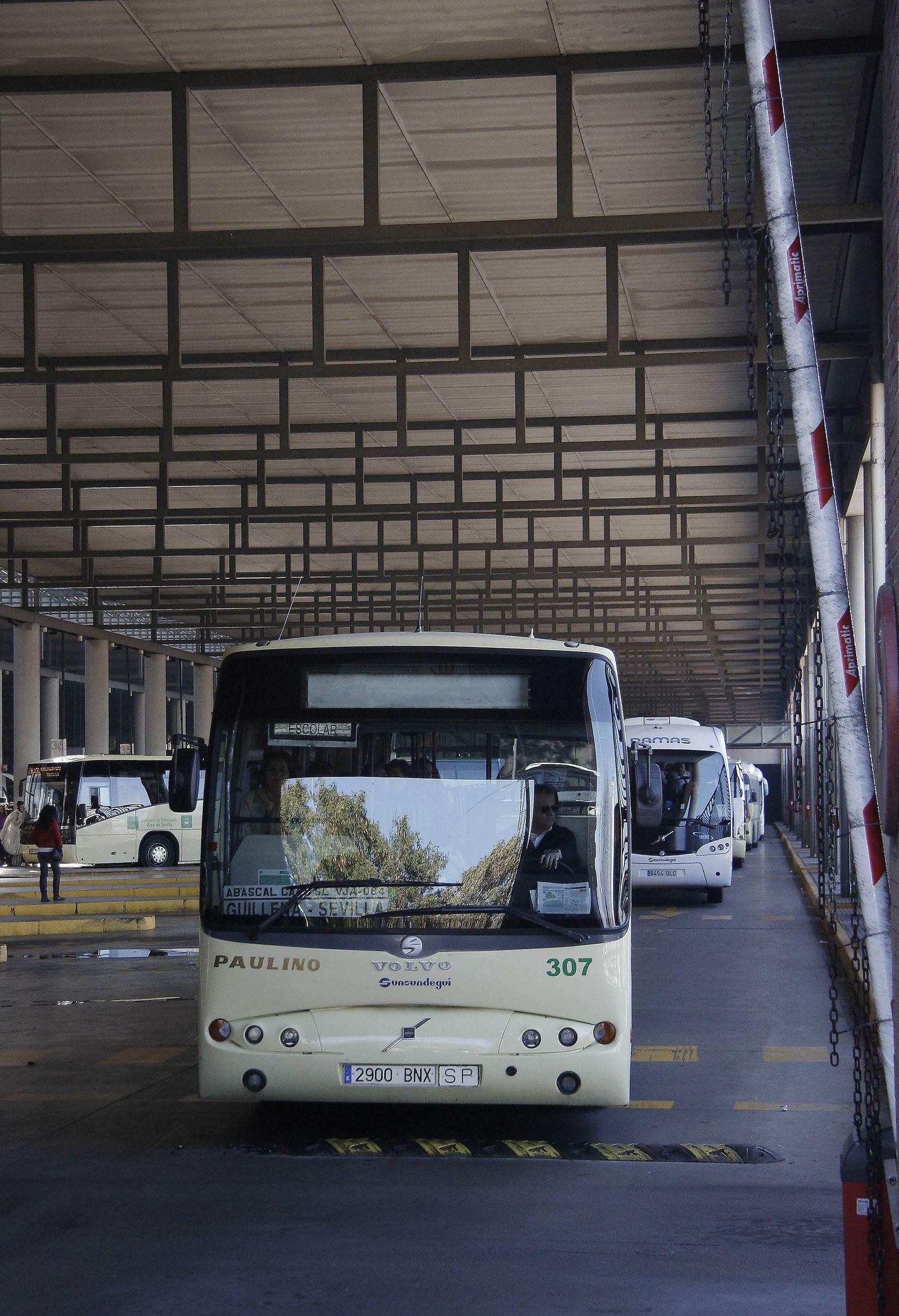 Salida de autobuses de la estación Plaza de Armas de Sevilla.