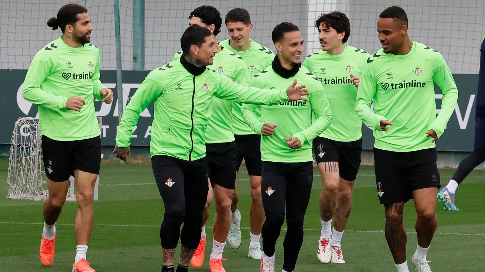 Chimy Ávila, Antony y Natan, en primer término, hacen carrera continua durante el entrenamiento del Betis.