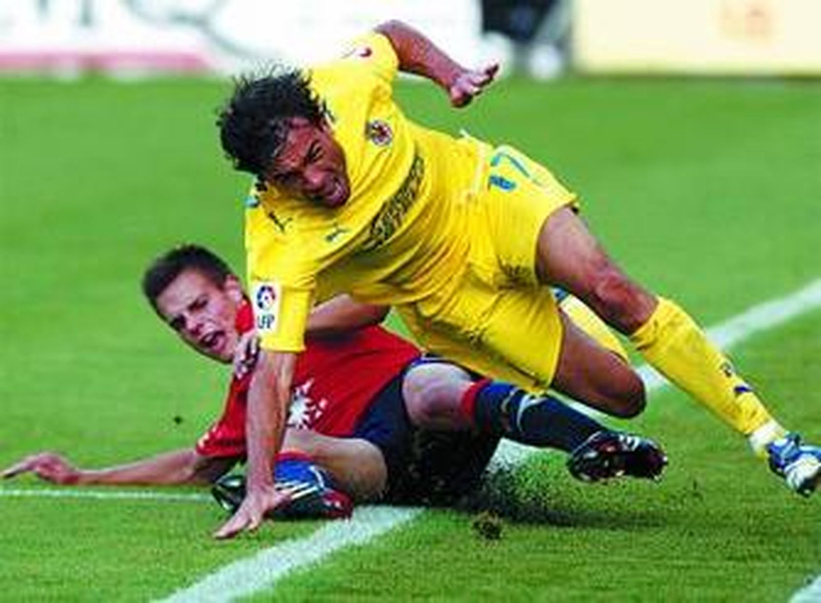 Azpilicueta 'caza' por detrás a Javi Venta.