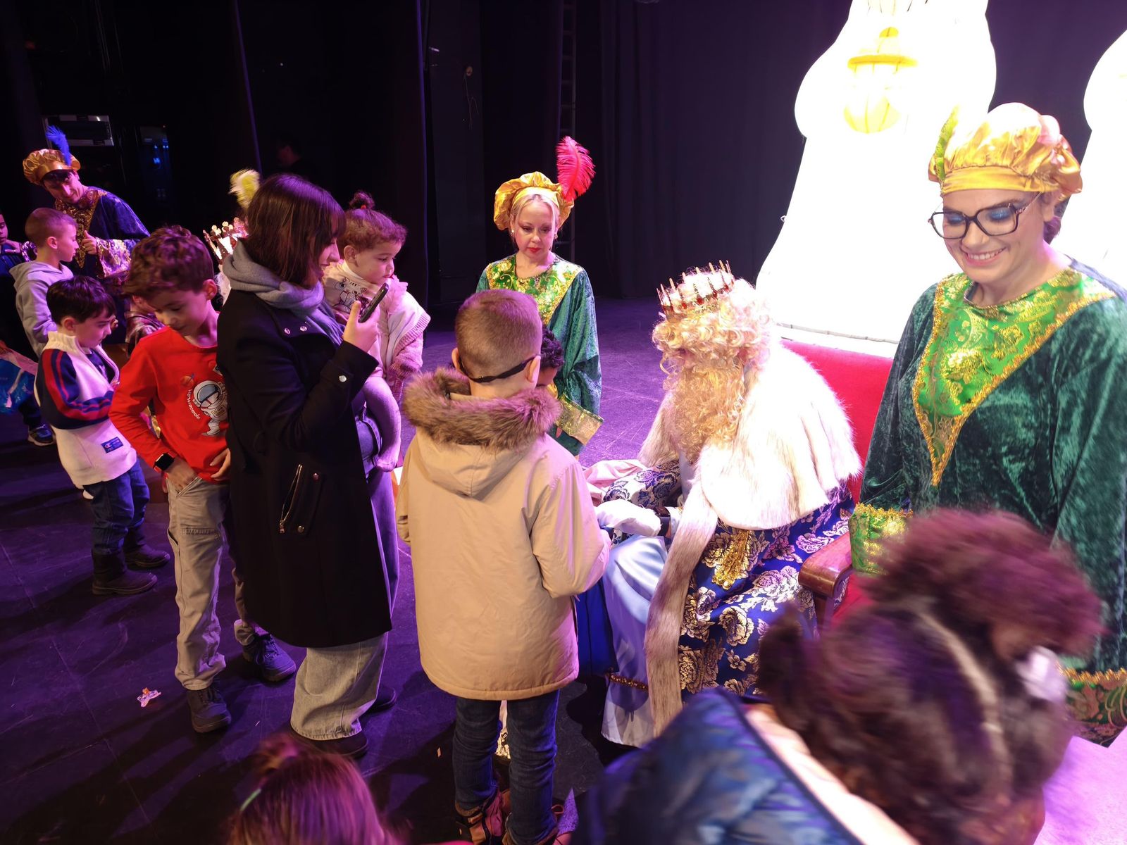 Adra recibe a Melchor, Gaspar y Baltasar en un Auditorio hasta la bandera, en imágenes