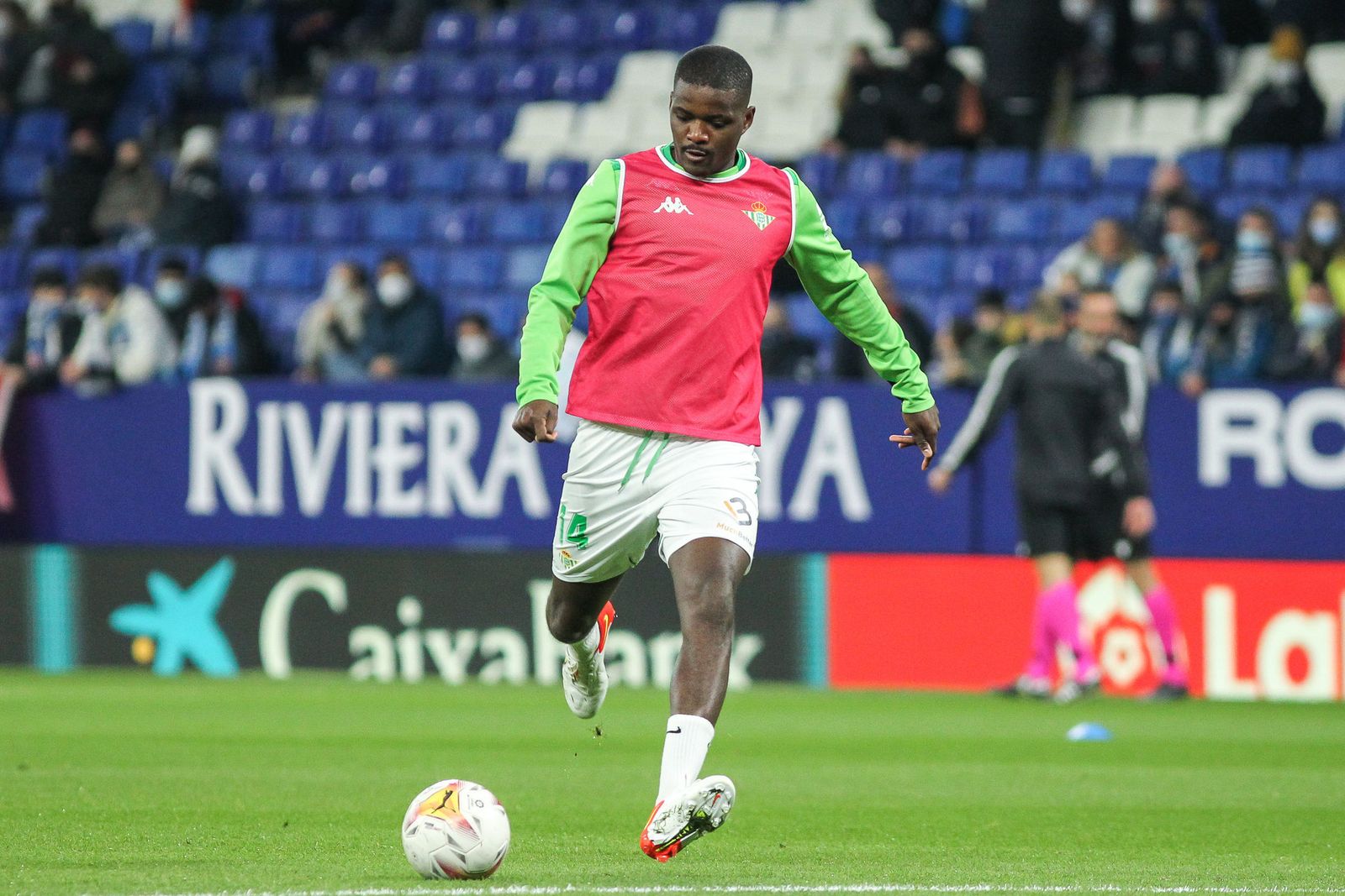 William Carvalho, en el calentamiento en el RCDE Stadium.