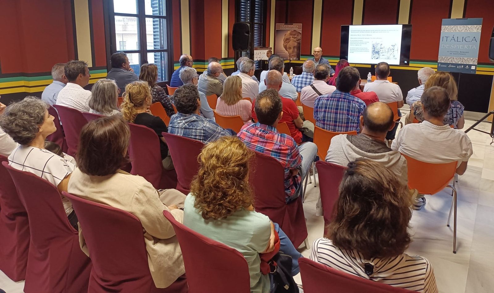 El profesor Amores destaca la "Itálica oculta" en "todo lo excavado que hay que reinterpretar con nuevos ojos"