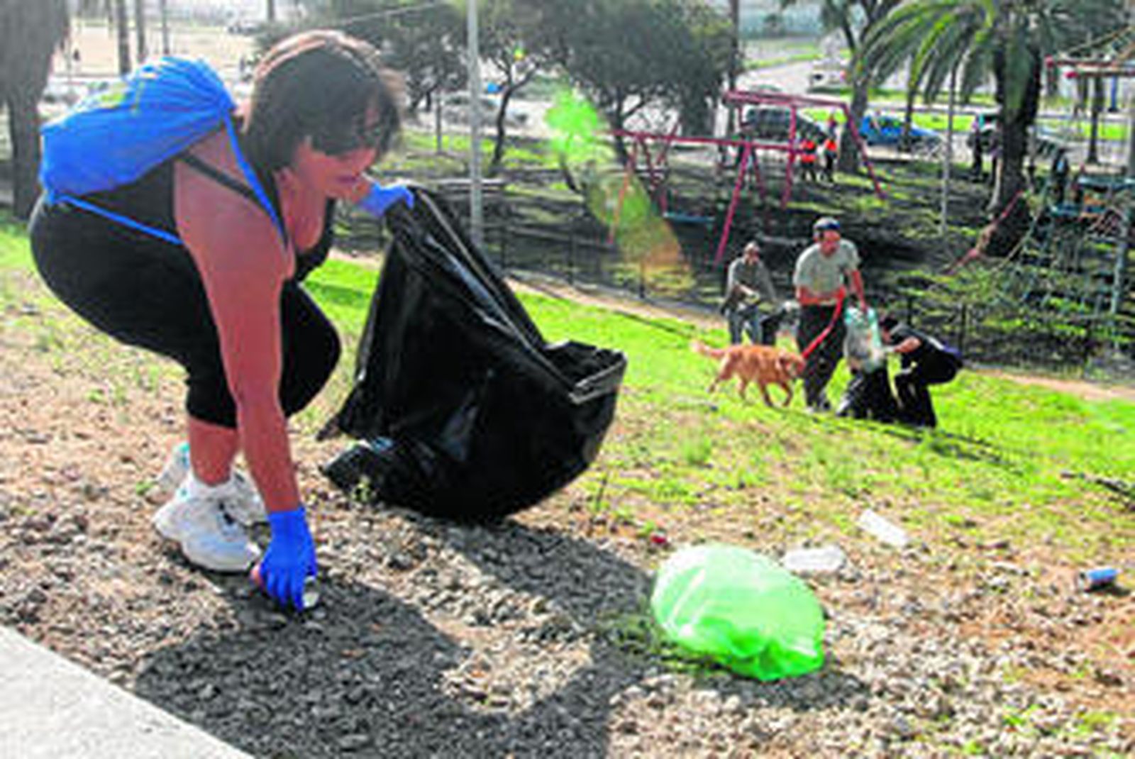 Una de las participantes en la campaña, ayer durante la recogida de residuos.