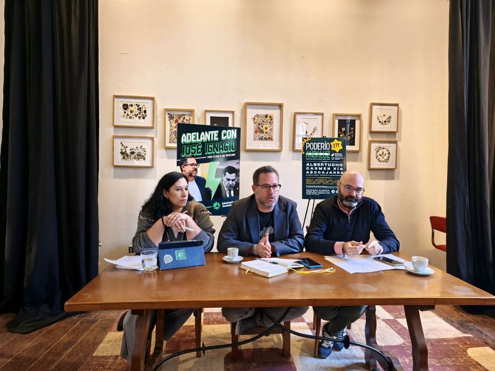 José Ignacio García acompañado por Ana Fernández y Javier Peizoto.