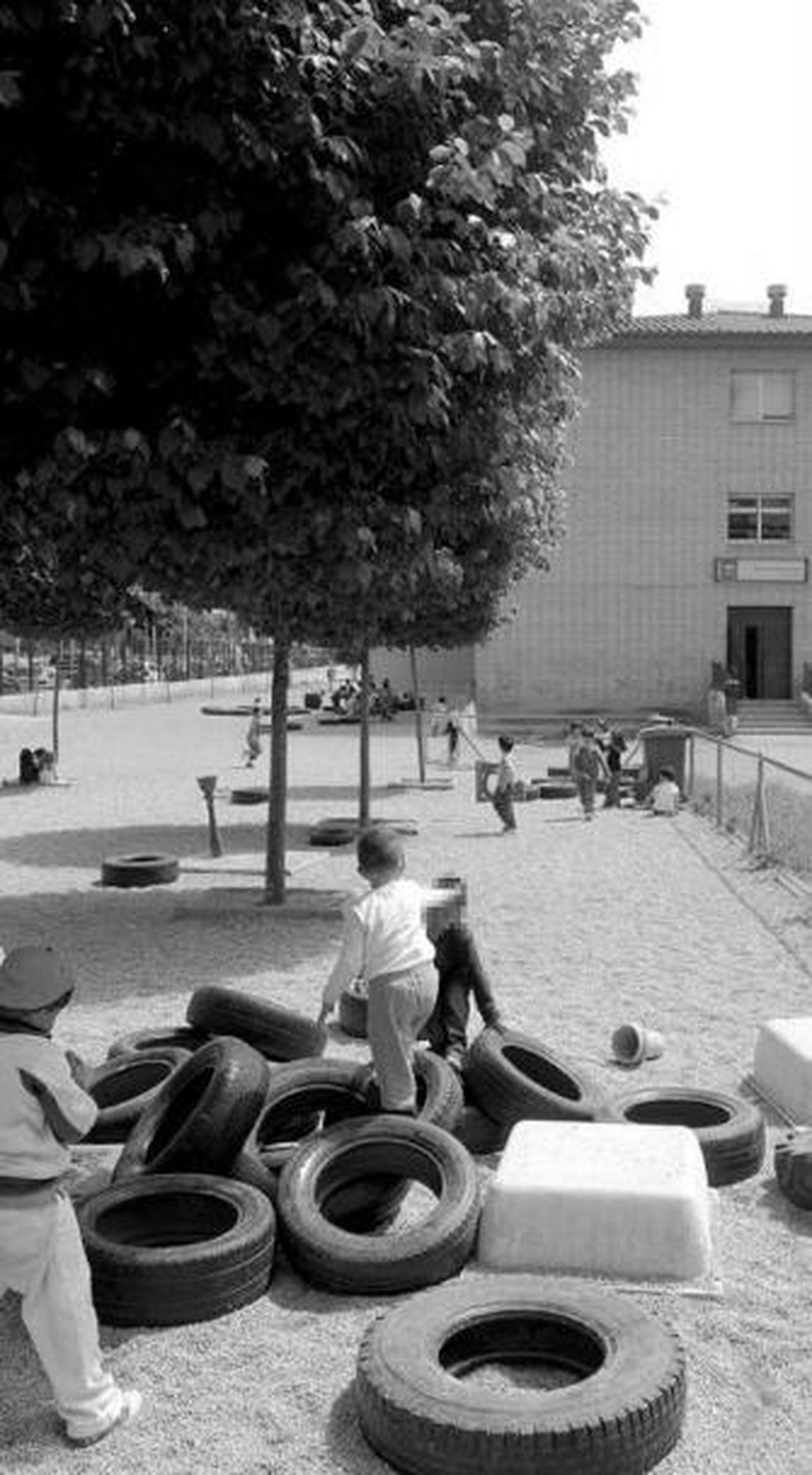 Niños jugando en un patio del García Lorca, al que le quedan vacantes.