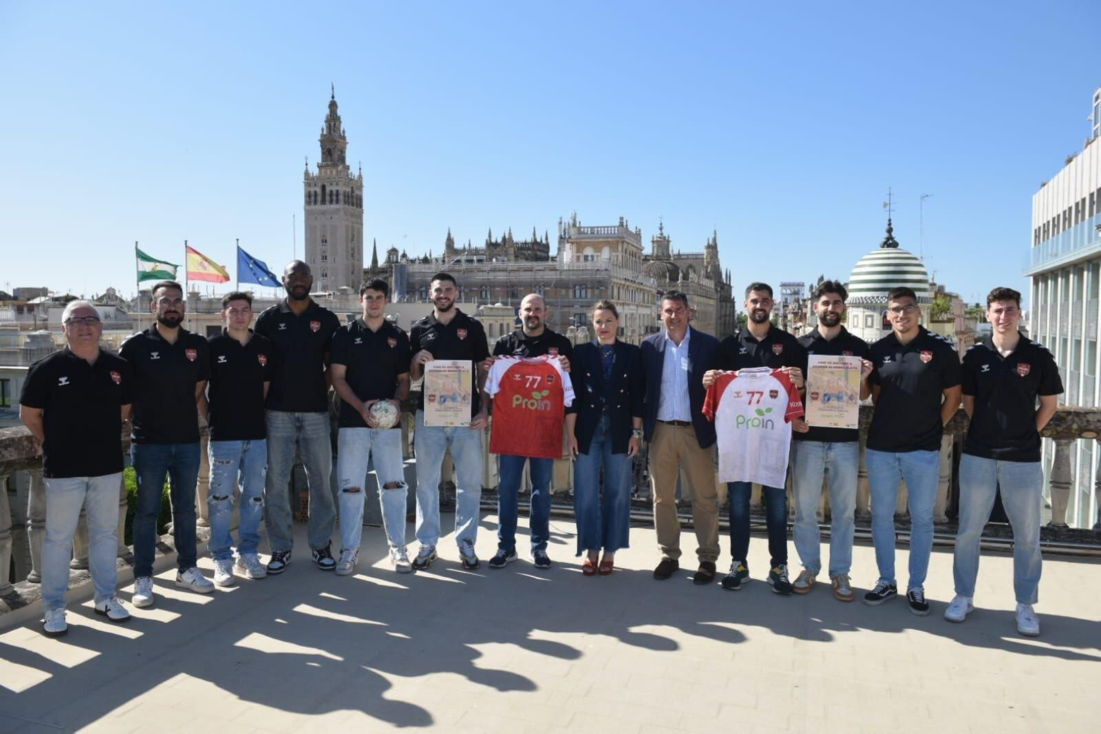 Parte de la plantilla del BM Proin Triana es recibida por Minerva Salas, Teniente del Alcalde y Concejala de Cultura y Deporte, este miércoles.