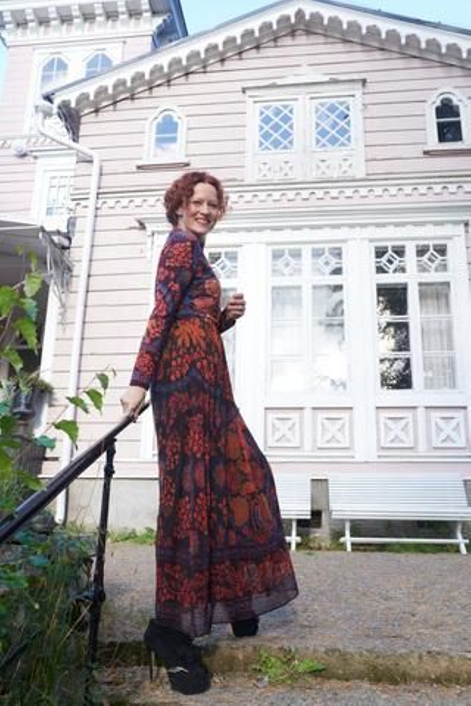 Saimi Hoyer ante el  Hotel Punkaharju