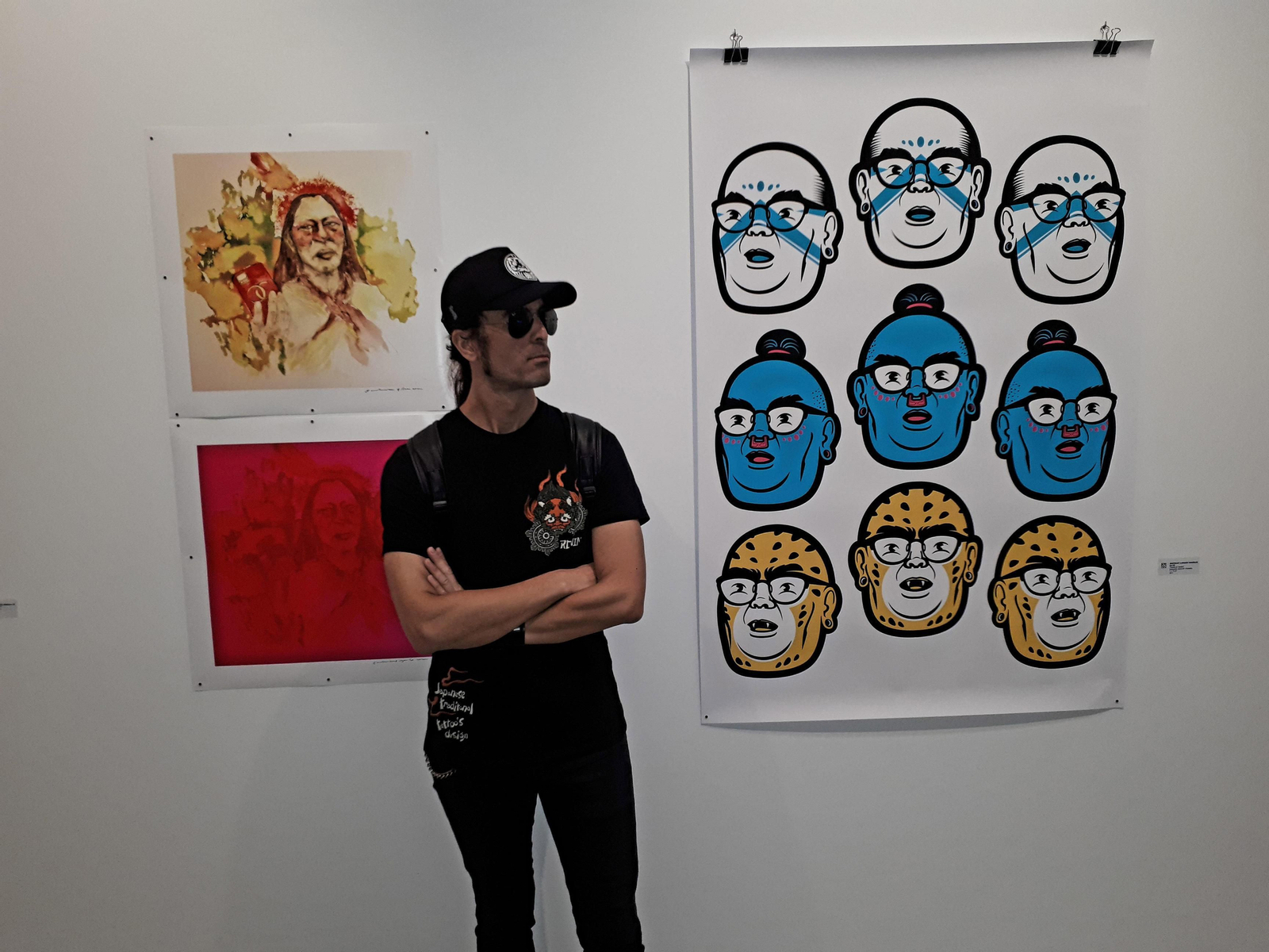 El ilustrador onubense Lorenzo González posa con una de las obras expuestas por el colectivo de La 13. El ilustrador onubense Lorenzo González posa con una de las obras expuestas por el colectivo de La 13.