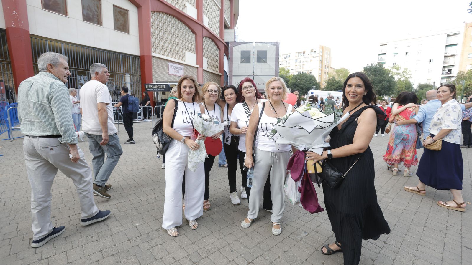 Grupo de fans con rosas blancas para Luis Miguel