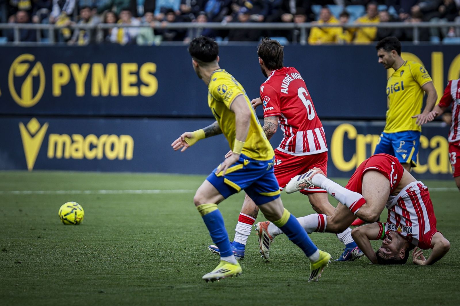 Búscate entre las imágenes del partido de fútbol Cádiz CF - UD Almería