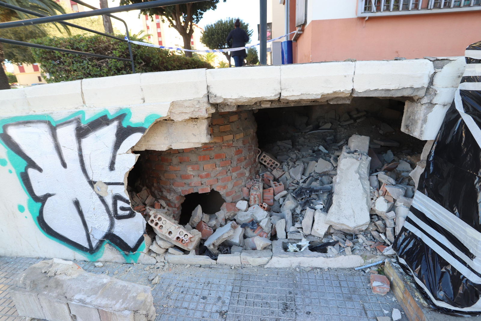 Imágenes del lugar del accidente que le costó la vida a una joven de 22 años en Fuerzas Armadas, Huelva