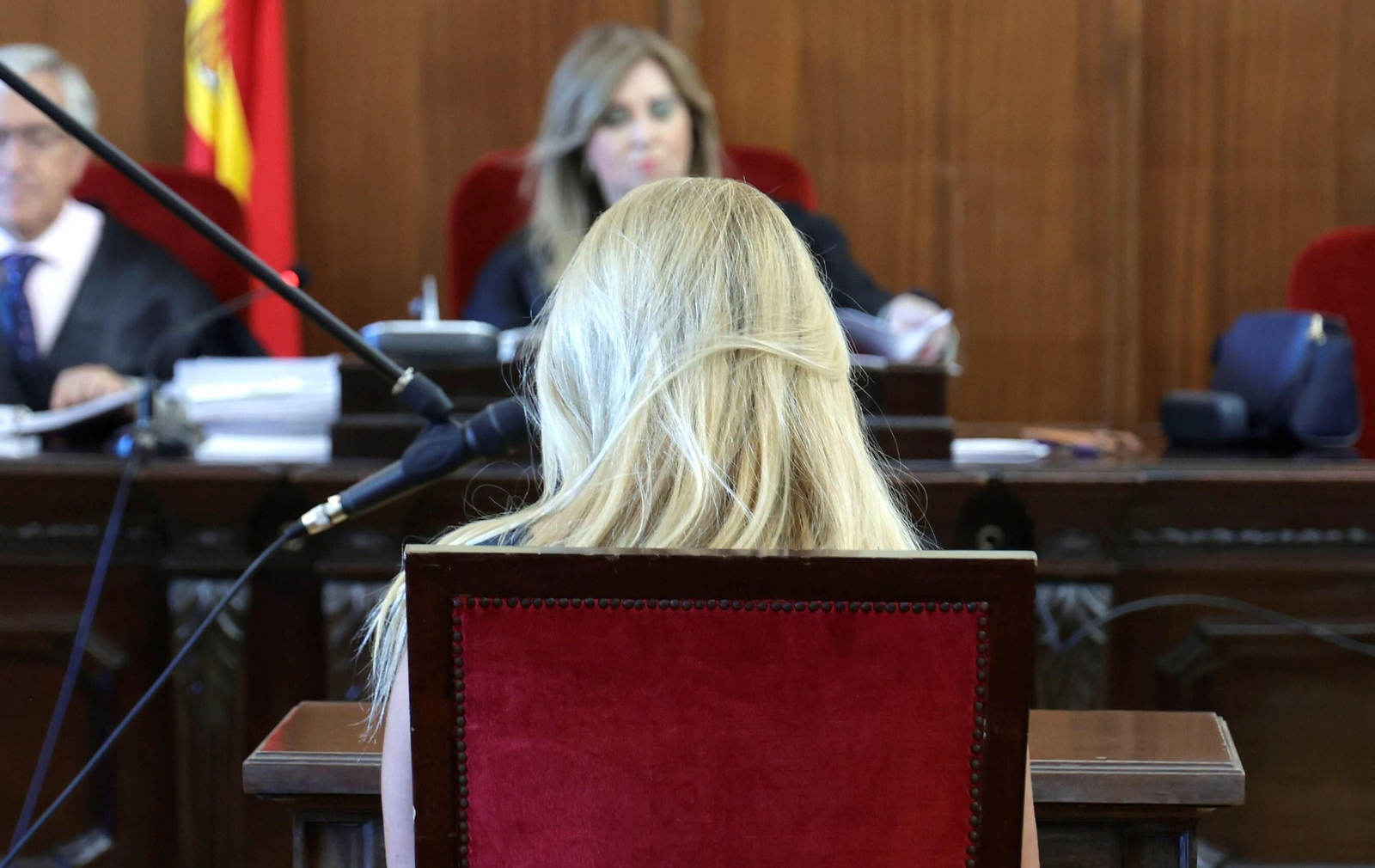 Joyce G.S. (de espaldas), durante el juicio celebrado en abril en la Audiencia de Sevilla.