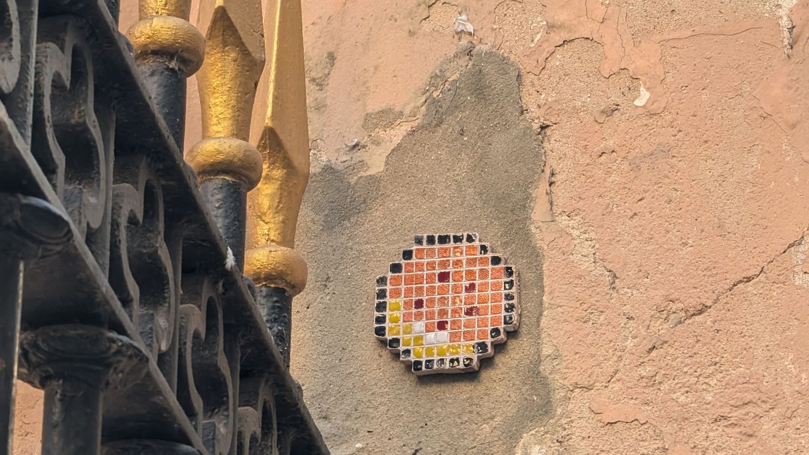 Otra creación en azulejo en el callejón del Tinte