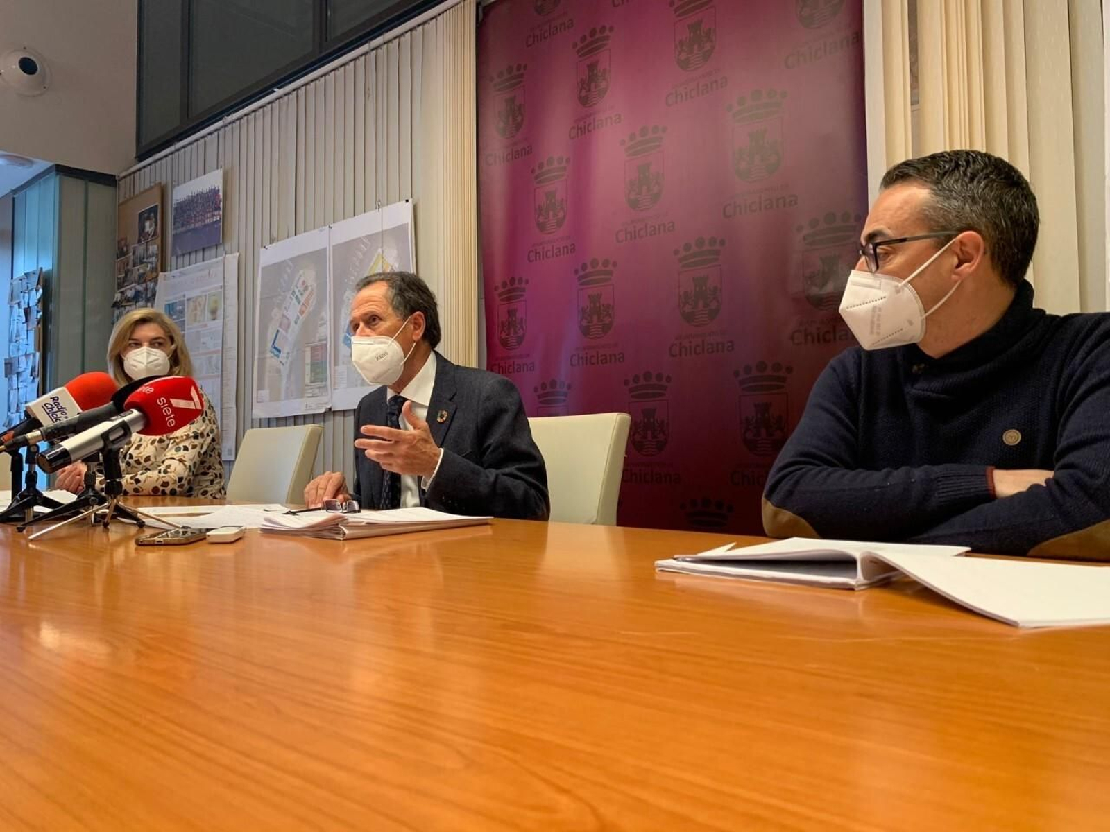 Román con los delegados de Fomento y Servicios Sociales, Pepa Vela y Francisco José Salado, respectivamente.