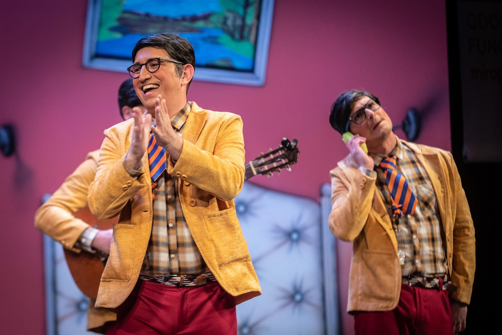 La chirigota 'Los que no valen ni para estar escondidos' durante su actuación