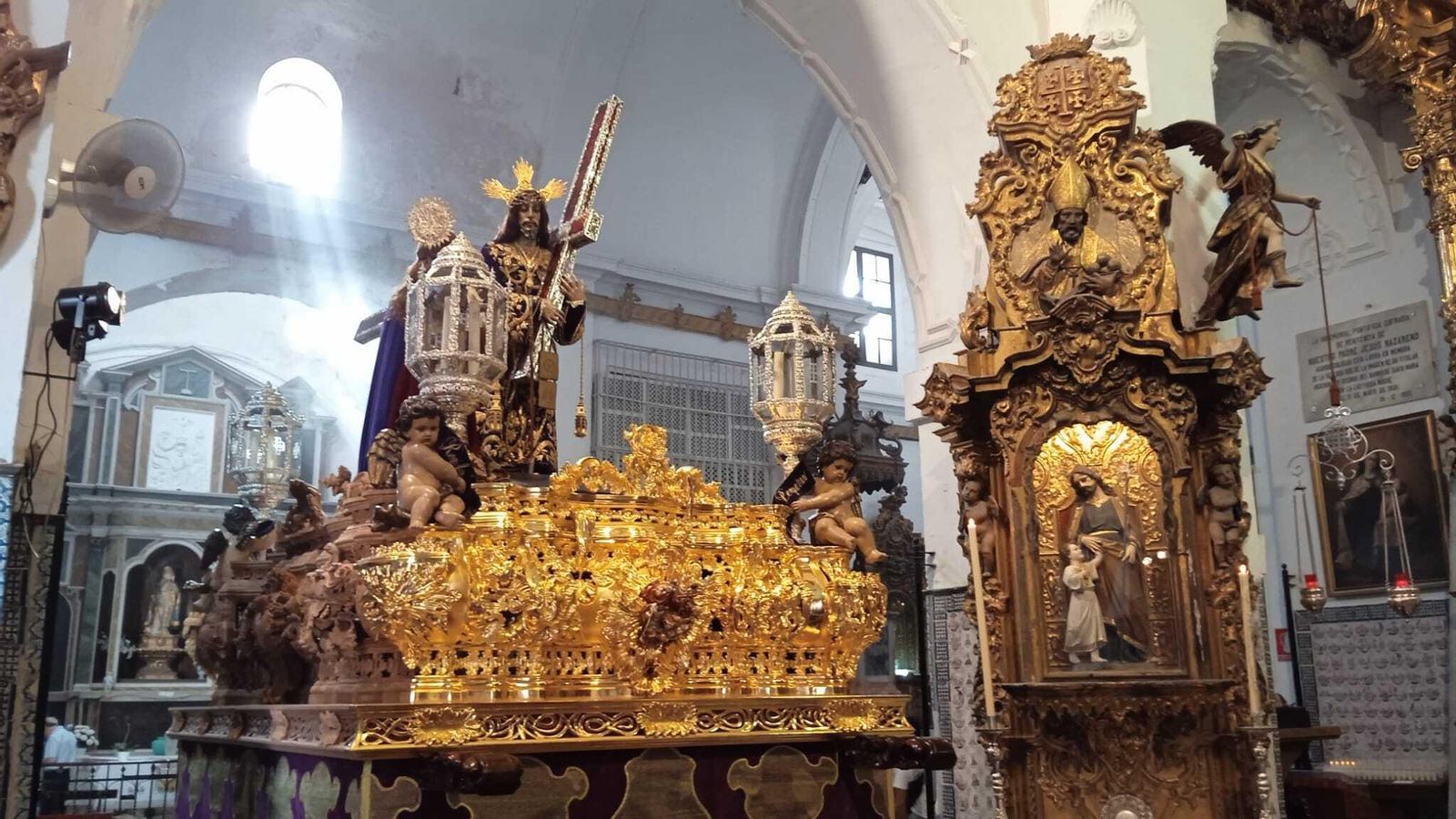 El Nazareno, en Santa María ya sobre su paso para la magna. El Nazareno, en Santa María ya sobre su paso para la magna.