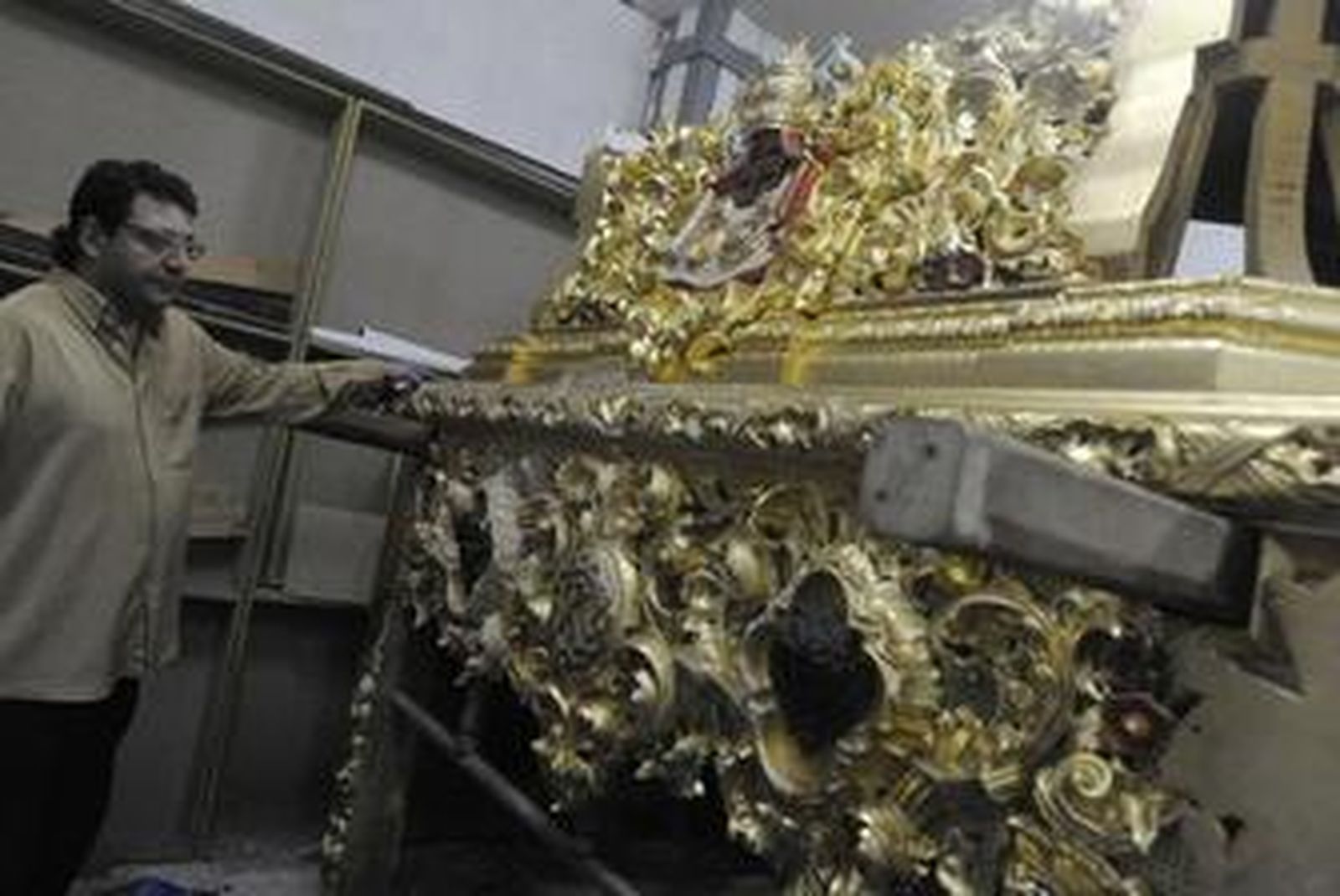 El capataz general del Nazareno, Ángel Sáinz, muestra los daños que sufre el frontal del paso por la fuga de agua.