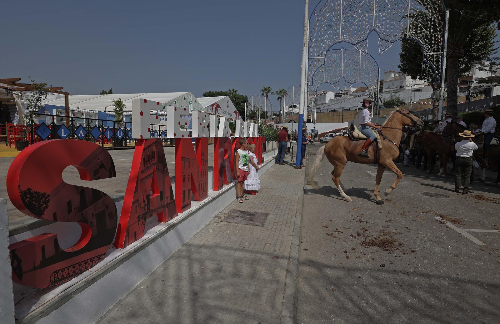 Búscate en las fotos del Domingo Rociero en la Feria Real de San Roque 2025