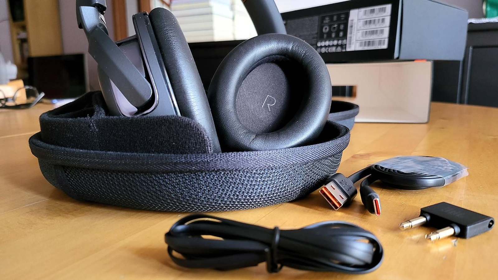 Contenido de la caja de los auriculares inalámbricos JBL Tour One