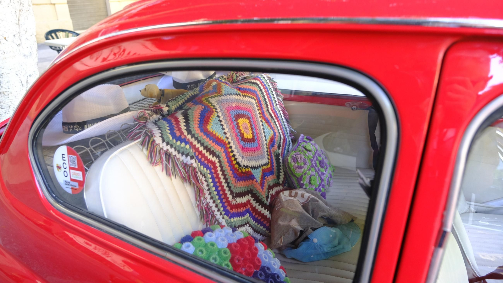 La exposición de Seat 600 y Mini Cooper en la Feria de Almería, en imágenes