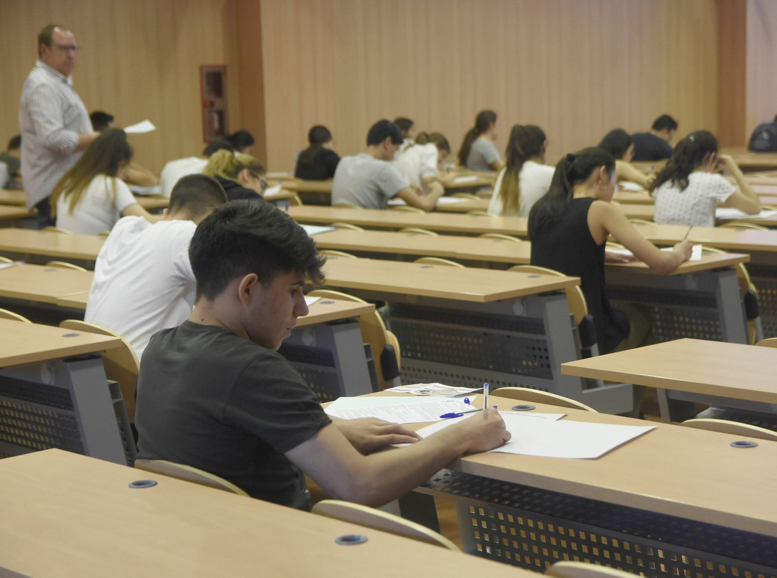 Alumnos durante la Selectividad en la Facultad de Medicina y Enfermería