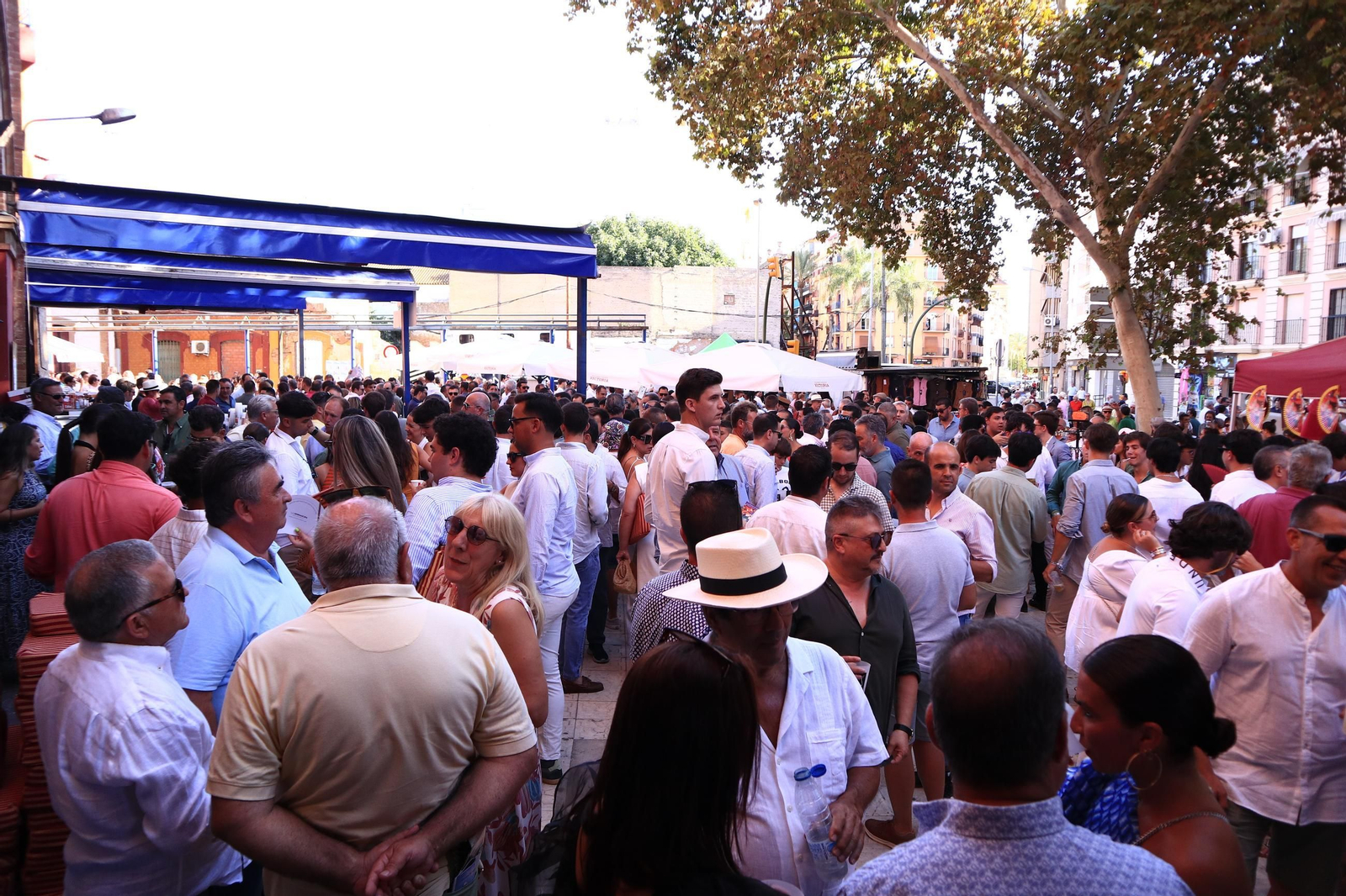 Imágenes de ambiente en el tercer día de toros en Huelva